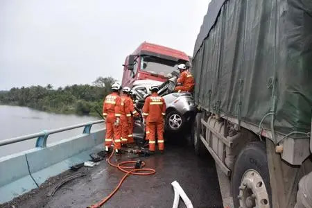 车坏在路上找谁救援_道路救援拖车高速汽车维修厂救援电话